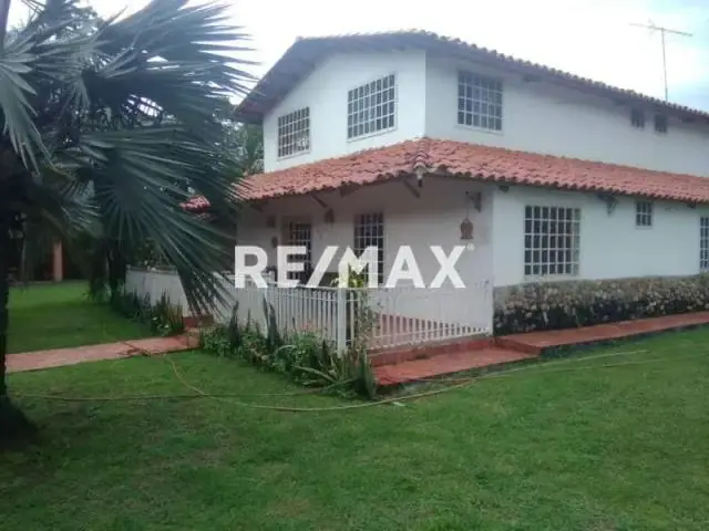 Venta de Casa con Piscina y Hermosos Jardines, Ubicado en Turmero.