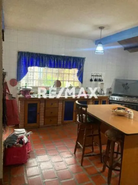 Venta de Casa con Piscina y Hermosos Jardines, Ubicado en Turmero. - 3