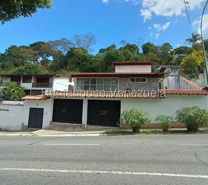 Casa (Multipes Niveles) en Venta en Prados del Este, Distrito Metropolitano