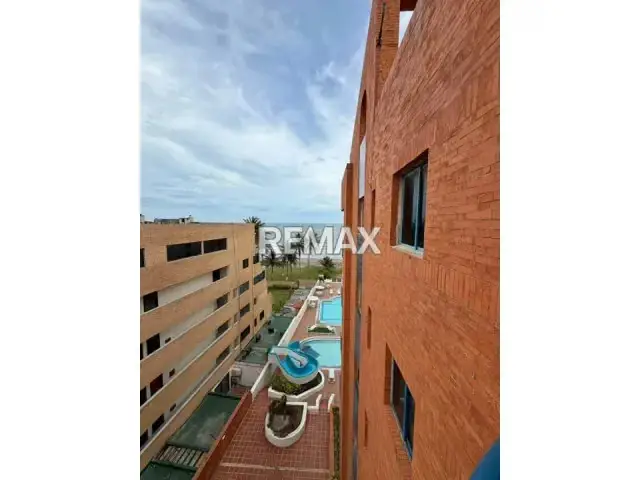 VENDE APARTAMENTO LISTO PARA DISFRUTAR, CON BALCÓN Y VISTA PARCIAL AL MAR, A POCOS METROS DEL HOTEL&CASINO BAYWATCH, PALMERA GARDEN, TUCACAS.