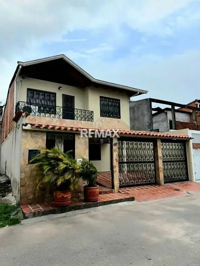 Casa de dos niveles en alquiler ubicada en: Conjunto Residencial Villa San Cristóbal La concordia.