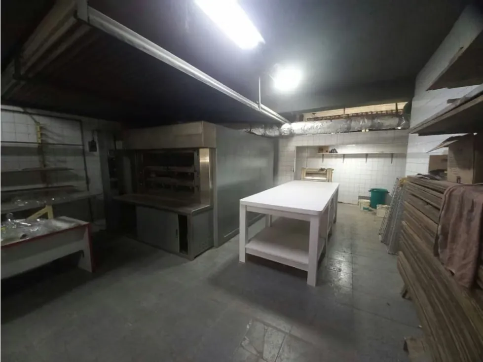 Vendo local comercial 200m2 La Urbina 8168 - 17