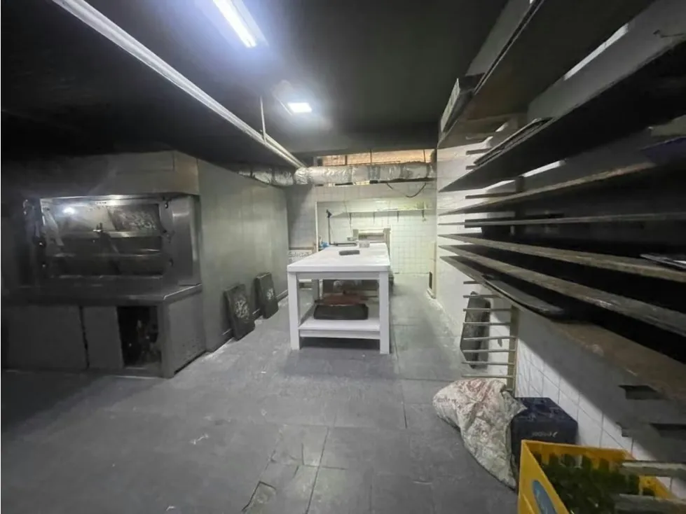 Vendo local comercial 200m2 La Urbina 8168 - 32