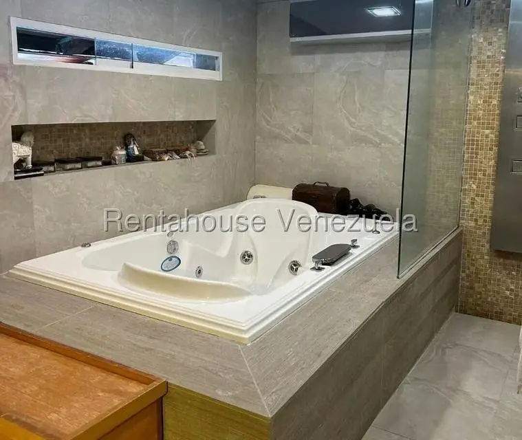 Casa (Multipes Niveles) en Venta en Macaracuay, Distrito Metropolitano - 17