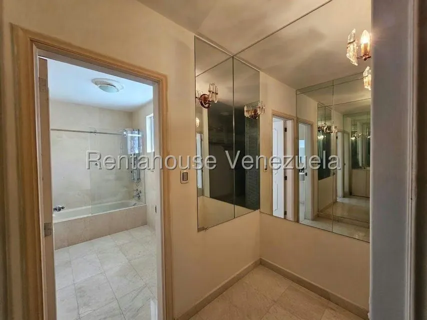 Casa (Duplex) en Venta en Lomas de La Lagunita, Distrito Metropolitano - 33