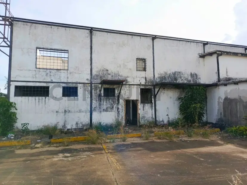 Galpon Comercial con amplio estacionamiento y excelente ubicacion.