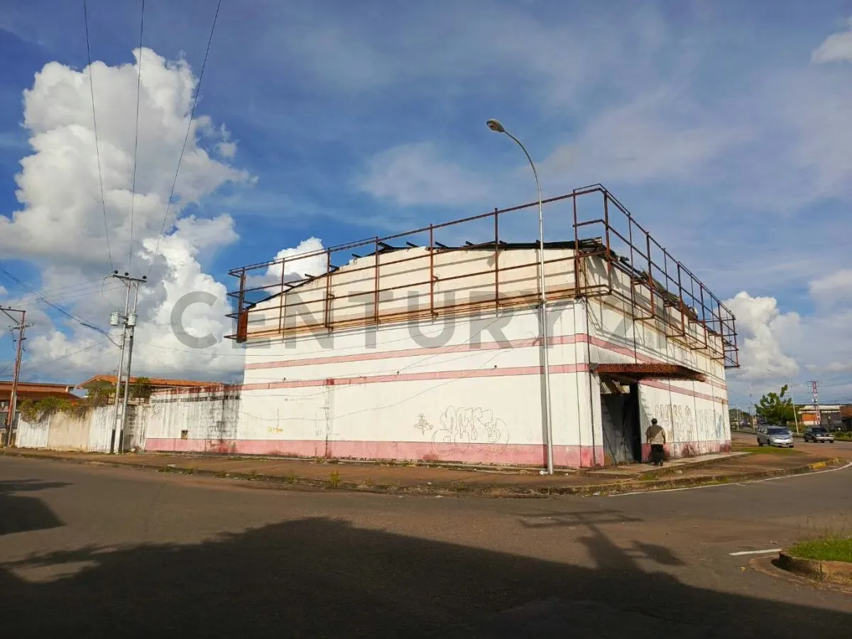 Galpon Comercial con amplio estacionamiento y excelente ubicacion. - 5