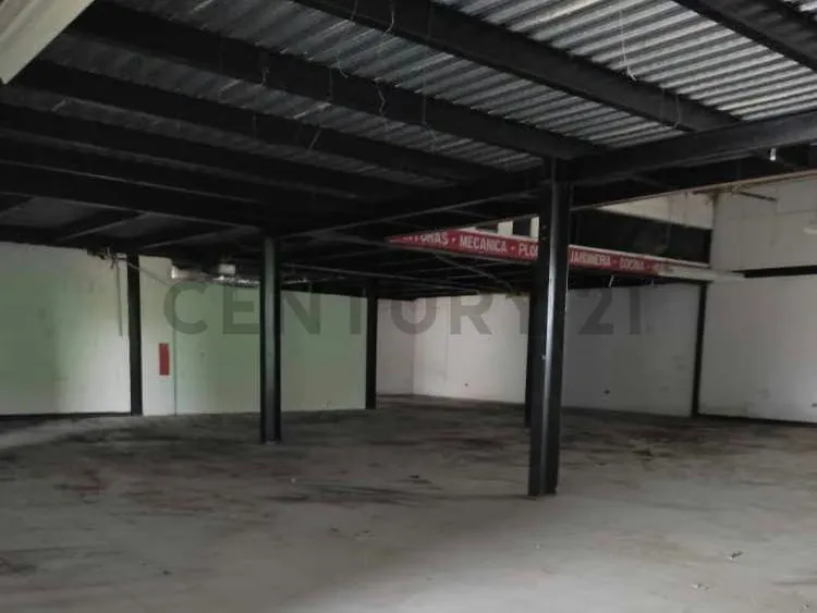 Galpon Comercial con amplio estacionamiento y excelente ubicacion. - 6