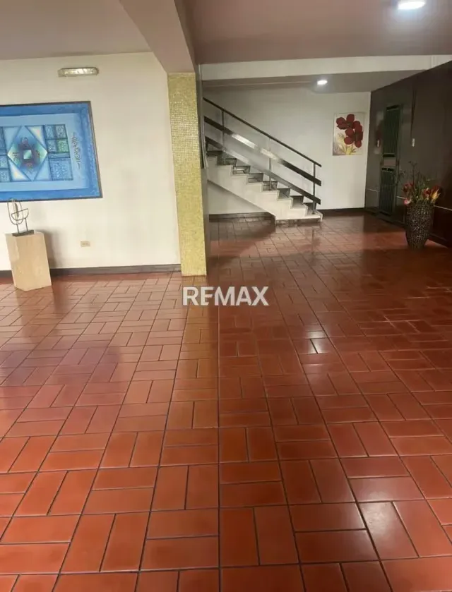 Penthouse en el llanito con gran potencial para remodelar - 3