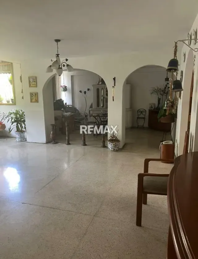 Penthouse en el llanito con gran potencial para remodelar - 8