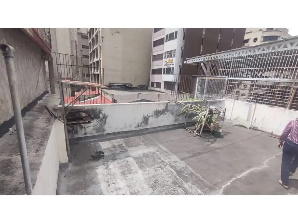 LOCAL COMERCIAL EN VENTA AV URDANETA - 15