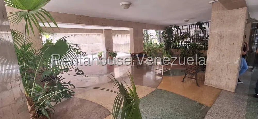 Apartamento (1 Nivel) en Alquiler en Los Palos Grandes, Distrito Metropolitano - 12