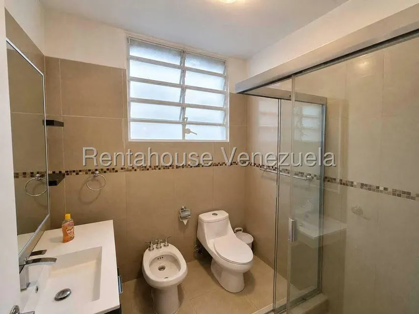 Apartamento (1 Nivel) en Alquiler en Los Palos Grandes, Distrito Metropolitano - 10