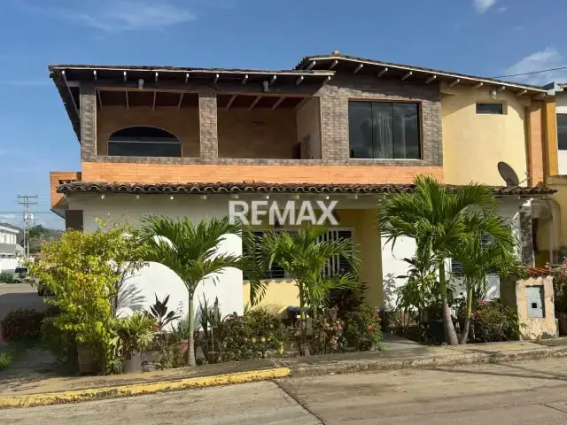 EN VENTA AMPLIA CASA, DE 2 NIVELES EN CONJ RESD LAS CARACARAS, SAN DIEGO