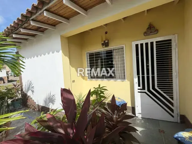 EN VENTA AMPLIA CASA, DE 2 NIVELES EN CONJ RESD LAS CARACARAS, SAN DIEGO - 2