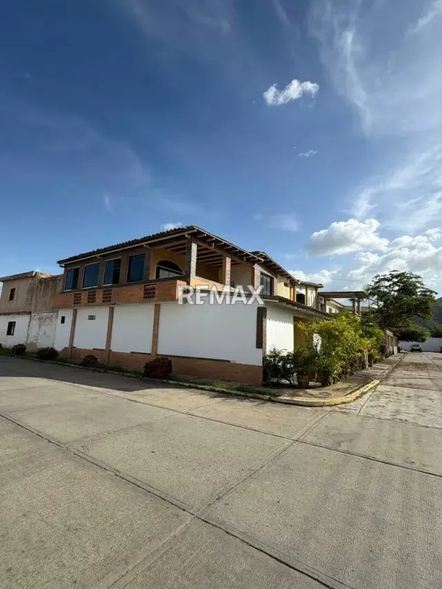 EN VENTA AMPLIA CASA, DE 2 NIVELES EN CONJ RESD LAS CARACARAS, SAN DIEGO - 3