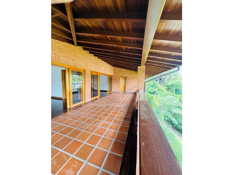 Casa en venta 410m2 5H+S/5.5B+S/3P Caurimare - 3