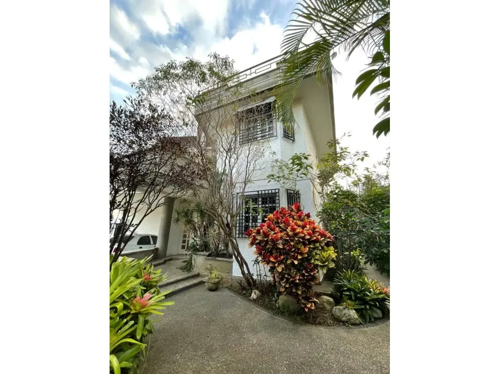 Vendo casa 680m2 Los Samanes 0900