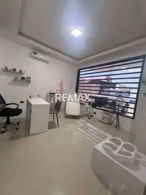 Se alquila Consultorio Médico de 13 Mts, en clínica privada equipado y moderna