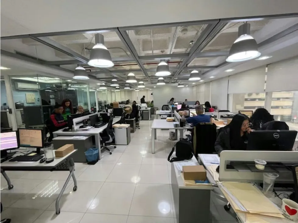 Vendo OFICINA 218m2 - La Castellana, amoblada, lista para entrar