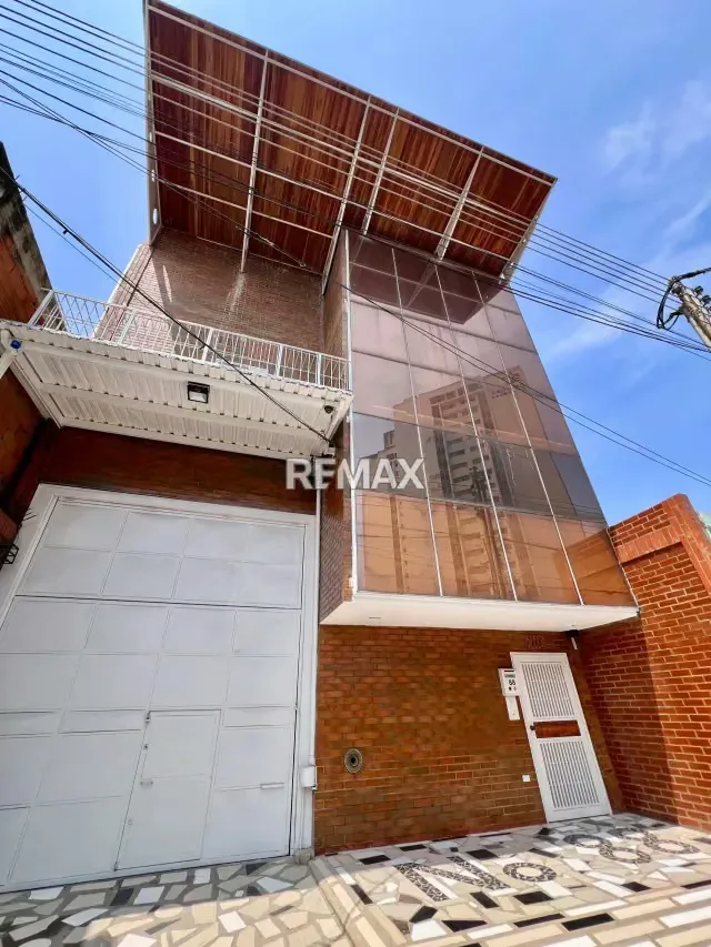 Edificio de 4 Niveles, excelente ubicación en la ciudad de Puerto La Cruz - 2