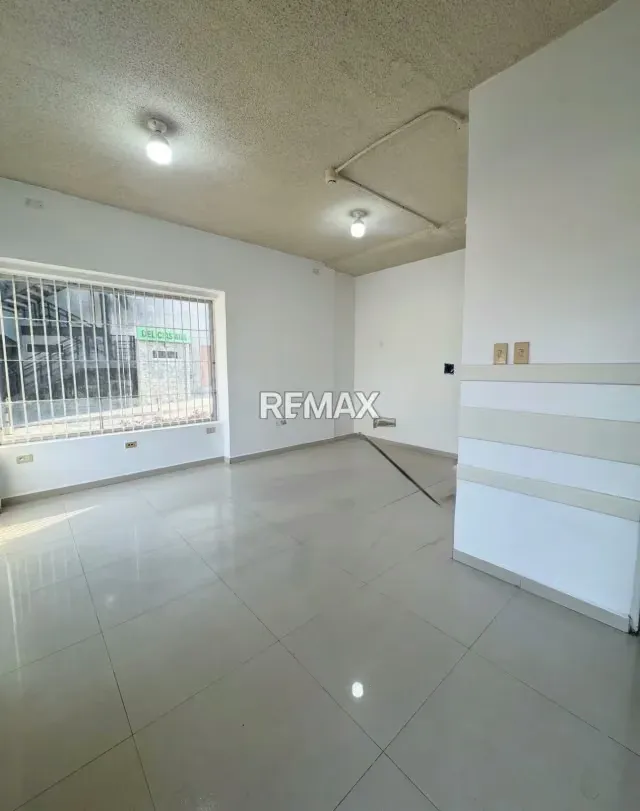 Se Ofrece en Venta Local Comercial en Planta Baja en el Centro Comercial Paos en la Ciudad de Barcelona - 2