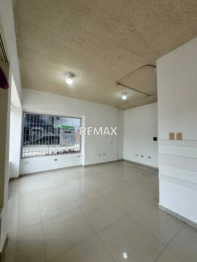 Se Ofrece en Venta Local Comercial en Planta Baja en el Centro Comercial Paos en la Ciudad de Barcelona - 3