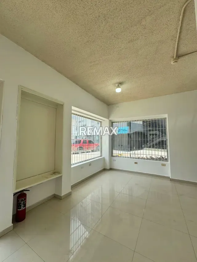 Se Ofrece en Venta Local Comercial en Planta Baja en el Centro Comercial Paos en la Ciudad de Barcelona - 4