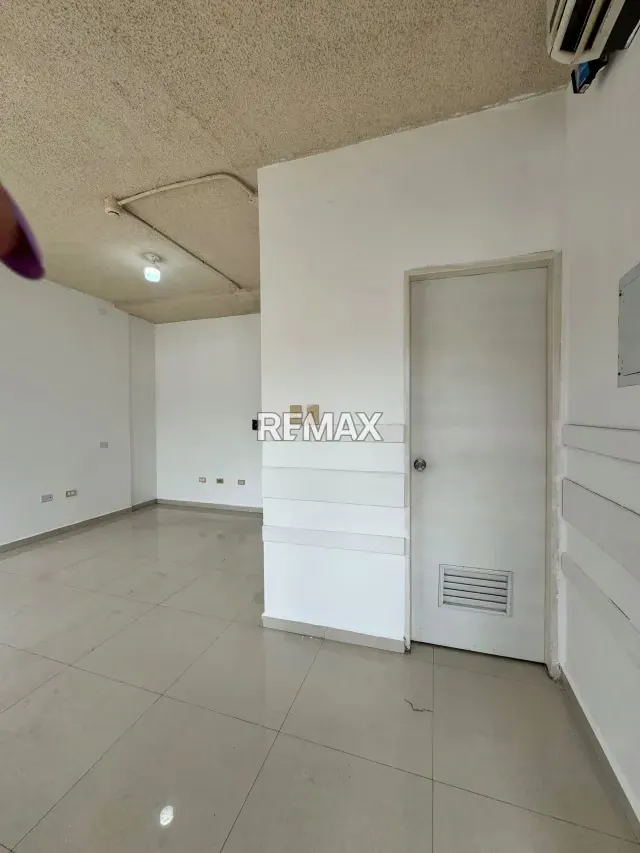 Se Ofrece en Venta Local Comercial en Planta Baja en el Centro Comercial Paos en la Ciudad de Barcelona - 6