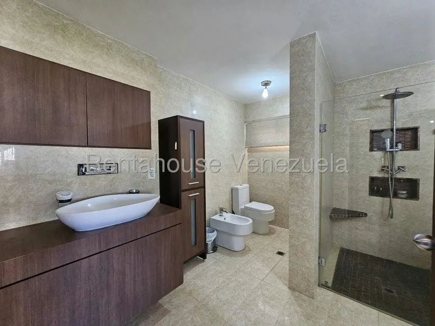 Casa (Multipes Niveles) en Venta en Los Naranjos del Cafetal, Distrito Metropolitano - 36