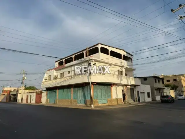 En Venta Edificio Comercial y Residencial Calle Garcés con Bolivia centro de Punto Fijo