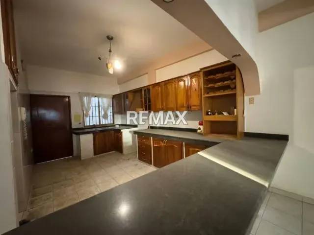 En Venta Edificio Comercial y Residencial Calle Garcés con Bolivia centro de Punto Fijo - 11