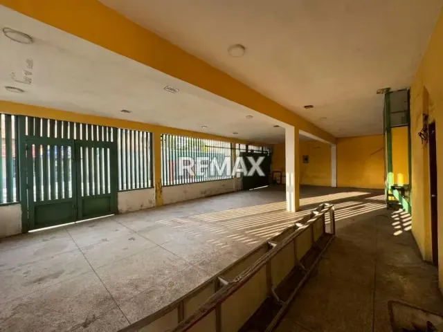 En Venta Edificio Comercial y Residencial Calle Garcés con Bolivia centro de Punto Fijo - 4