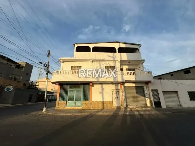 En Venta Edificio Comercial y Residencial Calle Garcés con Bolivia centro de Punto Fijo - 5