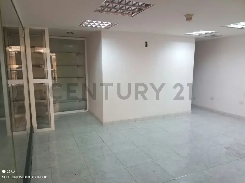 EN VENTA LOCAL COMERCIAL GUARENAS PLAZA MAYOR