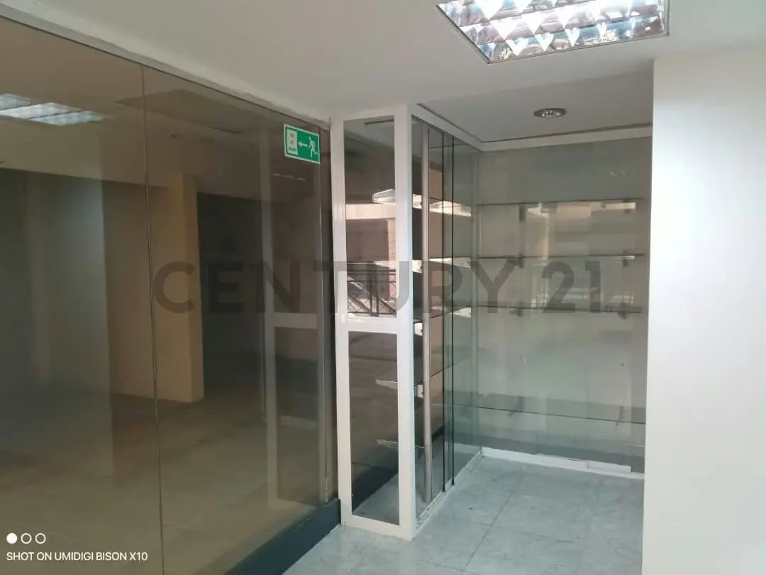 EN VENTA LOCAL COMERCIAL GUARENAS PLAZA MAYOR - 9