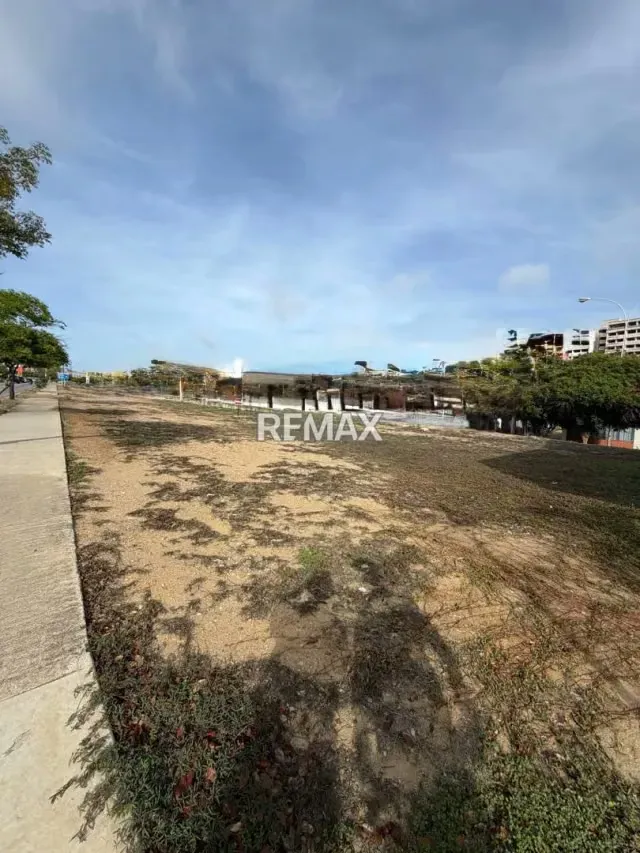 TERRENO EN VENTA EN LA AV TERRANOVA - 4