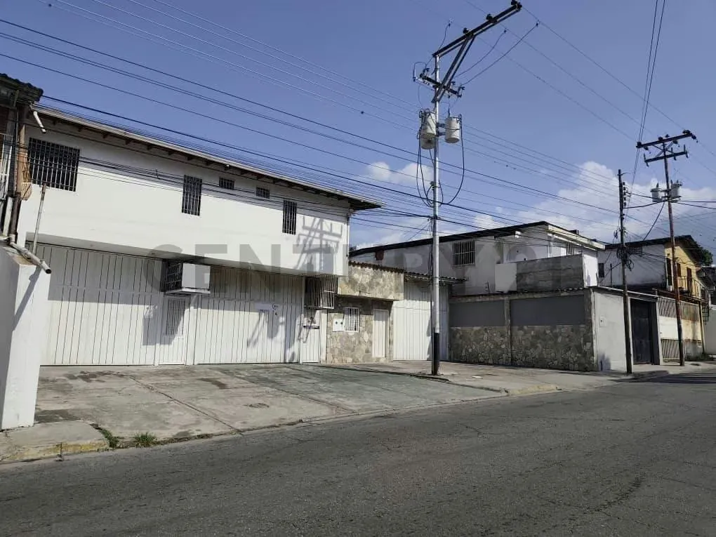 En Venta Local Comercial de Diseño y Ubicación Premium. Av. Principal, El Limón.