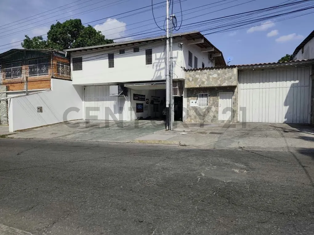 En Venta Local Comercial de Diseño y Ubicación Premium. Av. Principal, El Limón. - 2