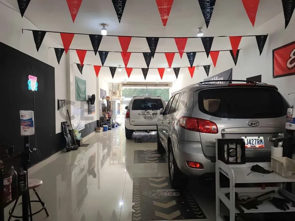 En Venta Local Comercial de Diseño y Ubicación Premium. Av. Principal, El Limón. - 3