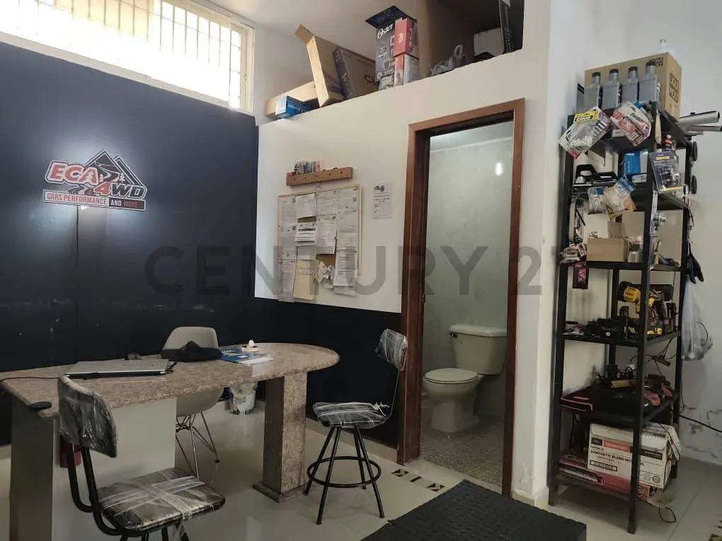 En Venta Local Comercial de Diseño y Ubicación Premium. Av. Principal, El Limón. - 6