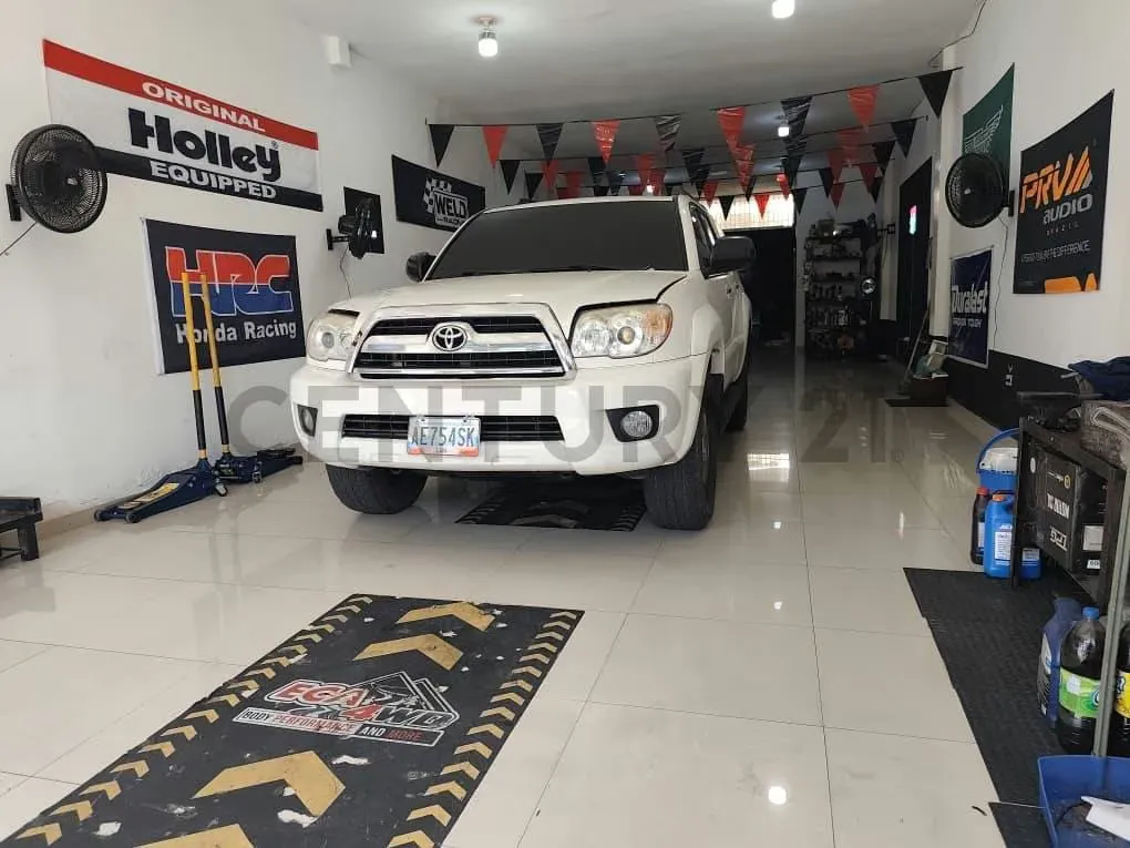 En Venta Local Comercial de Diseño y Ubicación Premium. Av. Principal, El Limón. - 7