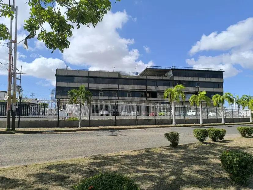 Galpones y oficinas en alquiler