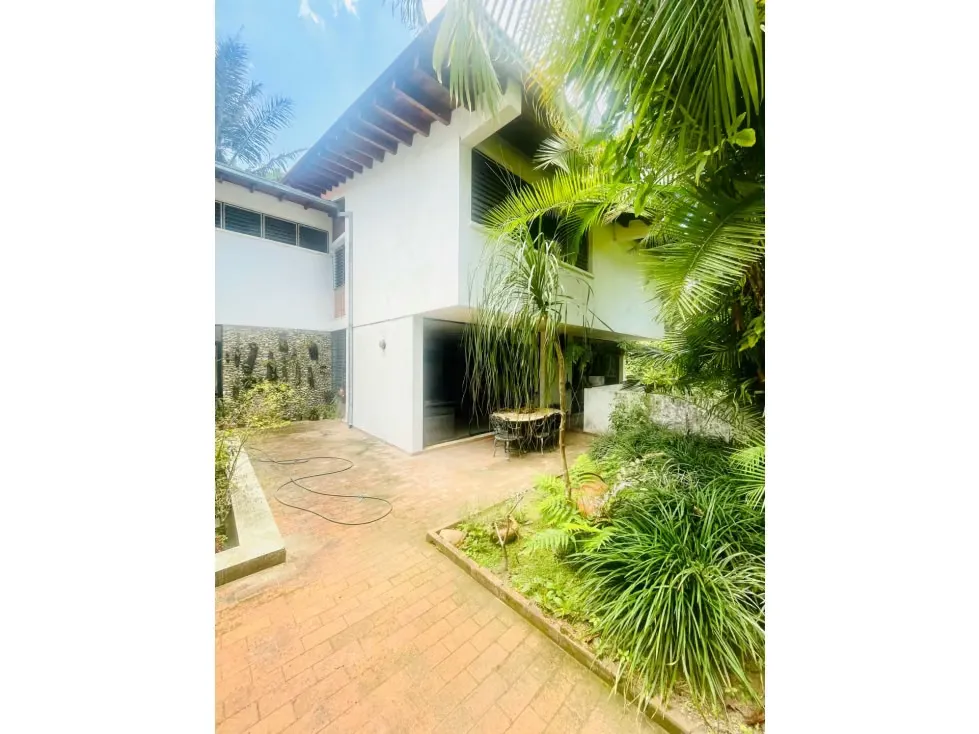 Vendo casa en calle cerrada 750m2 La Castellana 8996