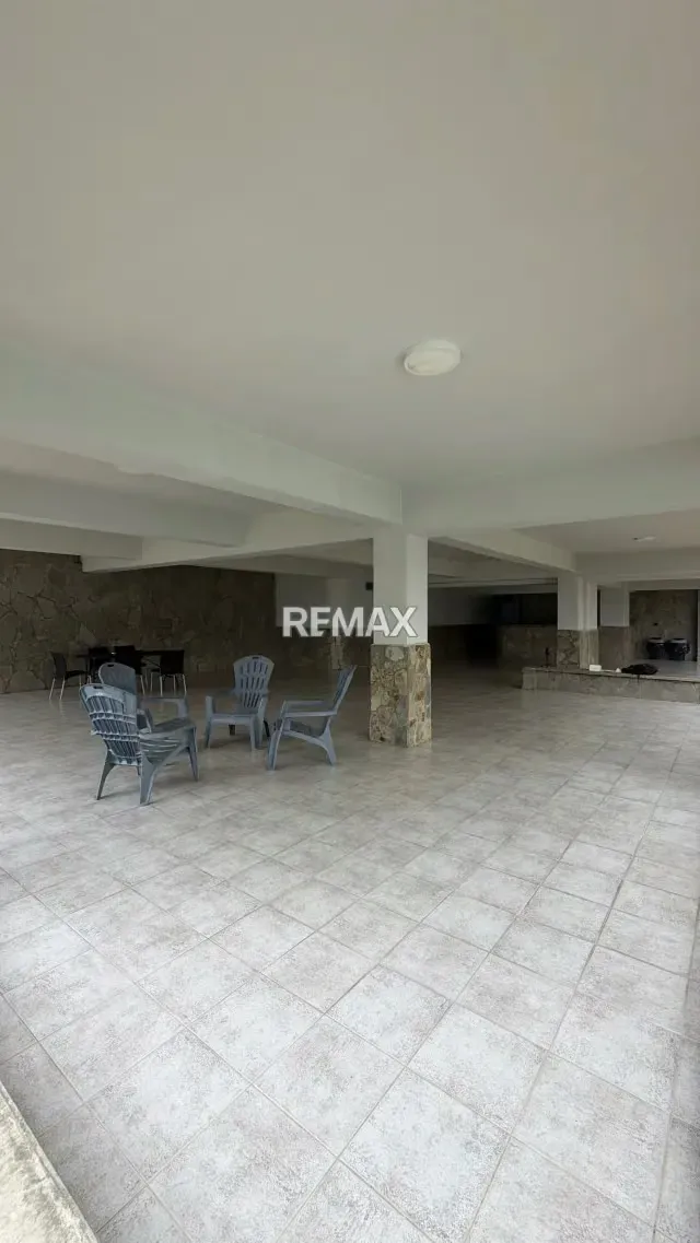 Amplio Apartamento en Venta Urb El Bosque Res Isla los Roques Piso 1 - 8