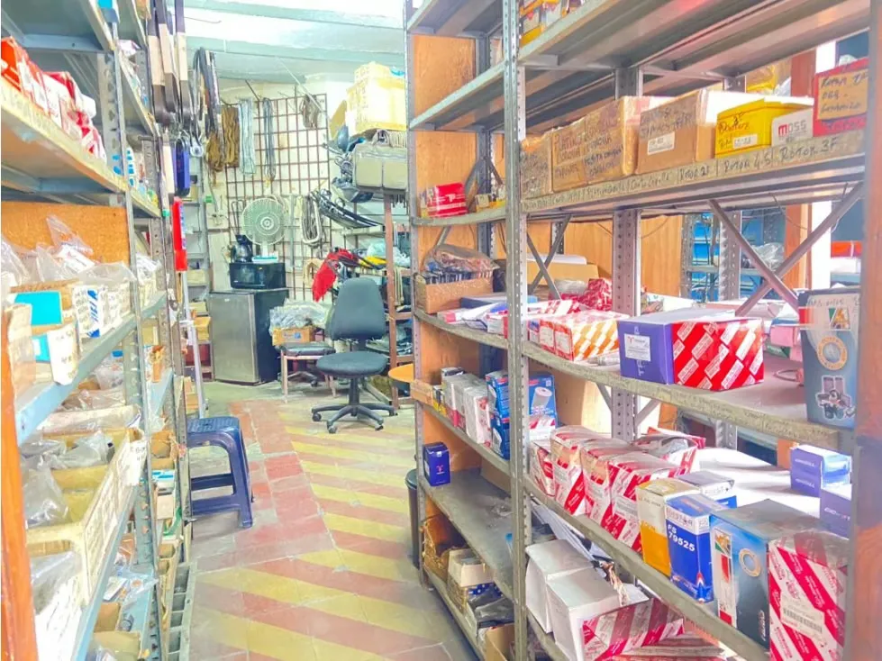 Venta de local Comercial en Catia 200 m2.Cerca del Boulevard 250000$ - 13