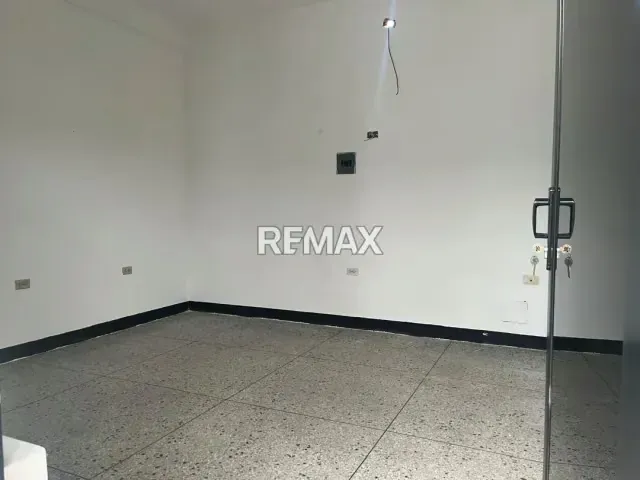 Local Comercial N° 16 en Alquiler Avenida Andrés Bello entre Carreras 21 y 22 Zona Centro-Barquisimeto - 2