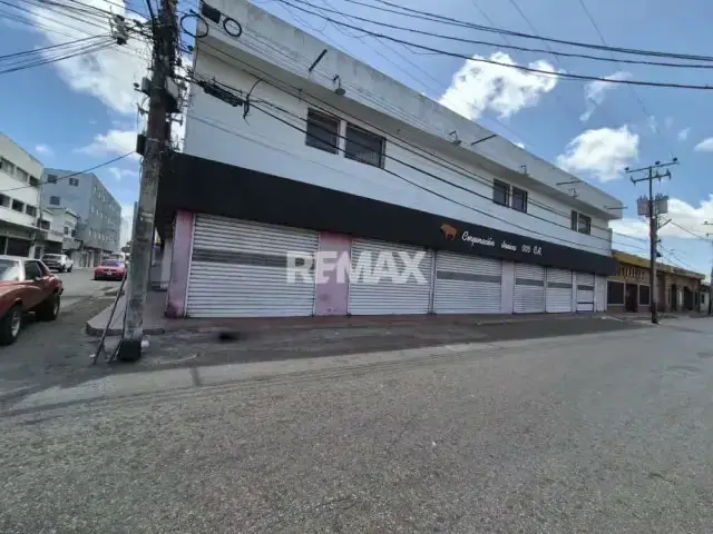 En Alquiler Local Comercial en Calle Brasil entre calles mariño y Garces