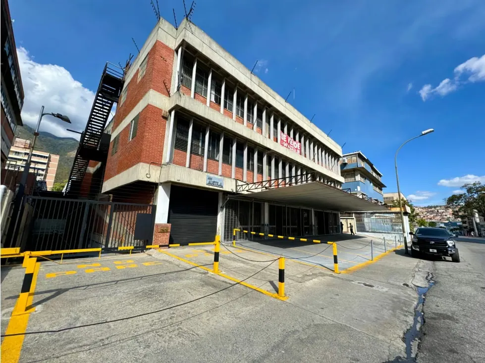 EDIFICIO COMERCIAL E INDUSTRIAL EN VENTA – LA URBINA