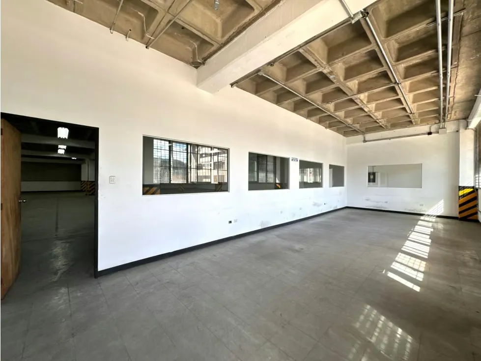 EDIFICIO COMERCIAL E INDUSTRIAL EN VENTA – LA URBINA - 23